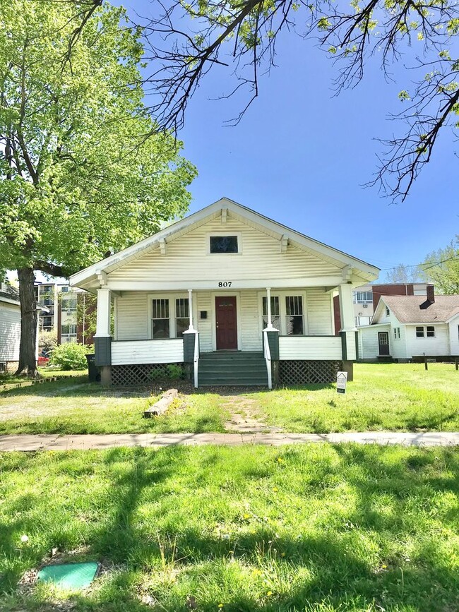 Building Photo - 807 W College St