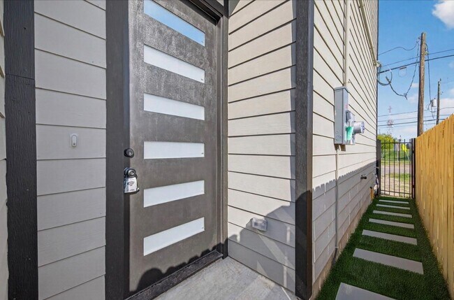 Building Photo - 4115 Yale St