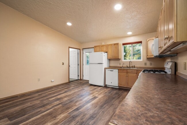 Building Photo - 3 BEDROOM | 2 BATHROOM | 2 CAR GARAGE | AI...