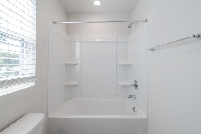 Building Photo - 223 Hoskins Ave Dr