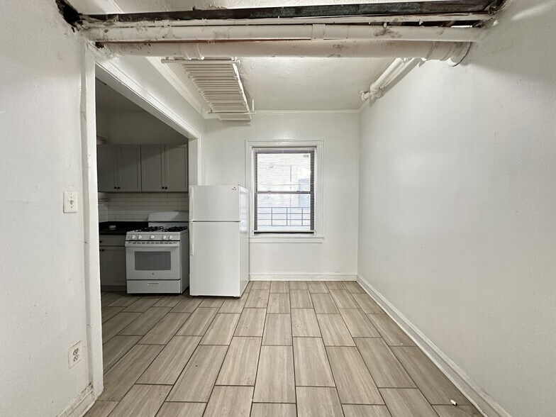 Building Photo - 1321.5 W Estes Ave