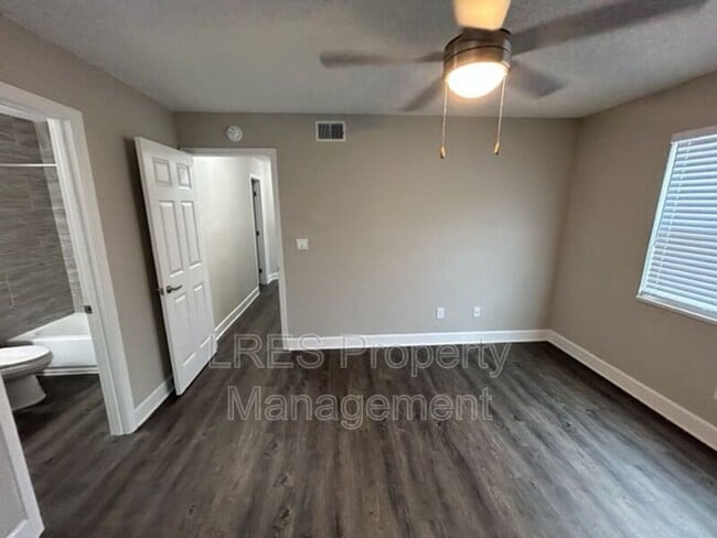 Building Photo - 2560 Woodgate Blvd