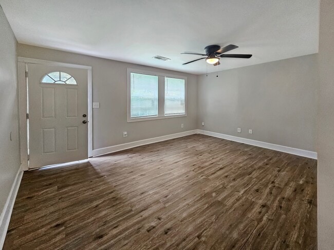 Building Photo - 382 Cologne Dr SE
