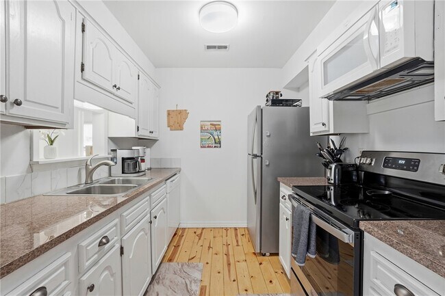 Building Photo - 10 Dogwood Dr