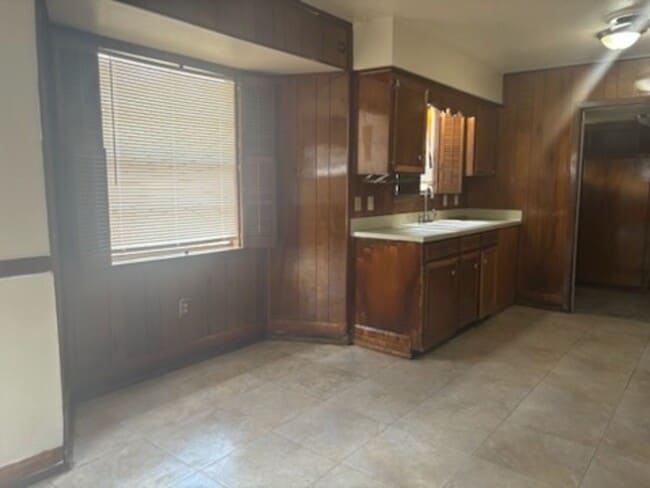 Building Photo - 5866 Kinder Dr