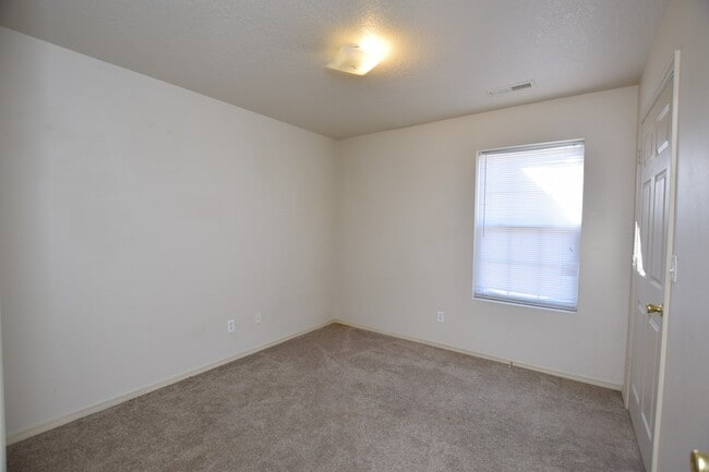 Building Photo - 1714 W Redbud Dr