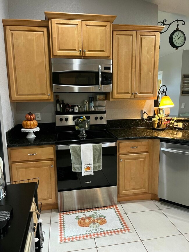 Building Photo - 1211 SW Dalton Ave