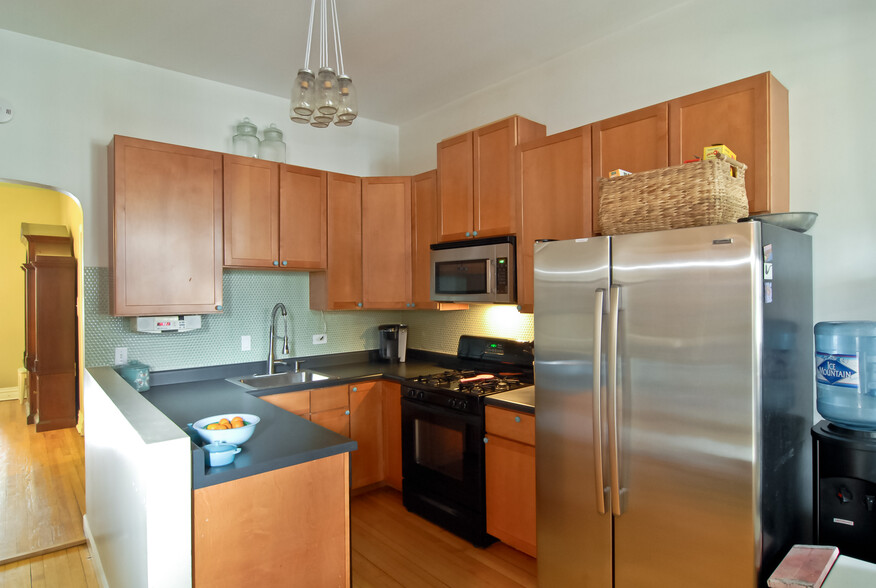 Building Photo - 827 N Damen Ave