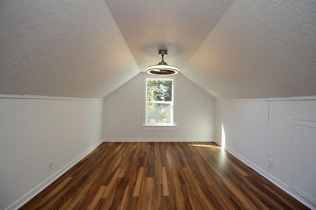 Building Photo - 805 NW Angeline Ave