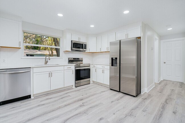 Building Photo - Fully Remodeled 2-Bedroom Home in Prime Or...
