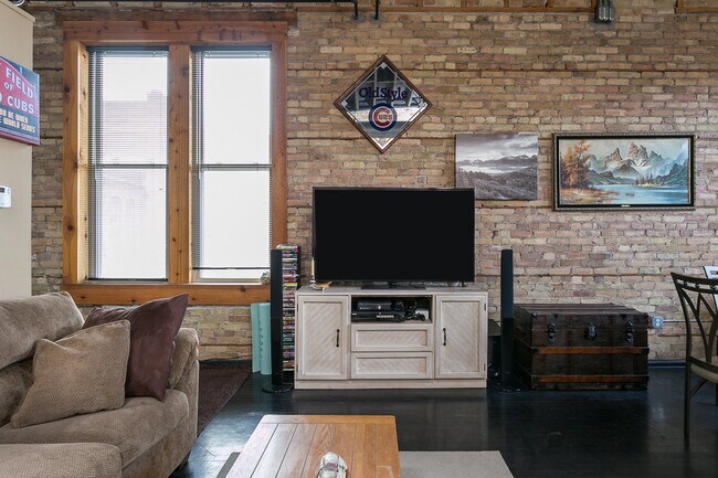 Building Photo - 421 N Main St