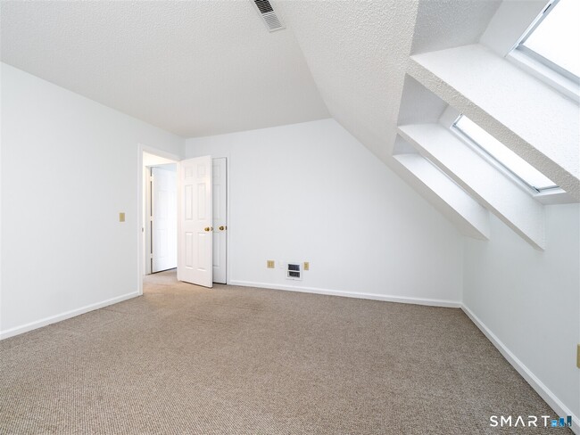 Building Photo - 36 Wilton Crst