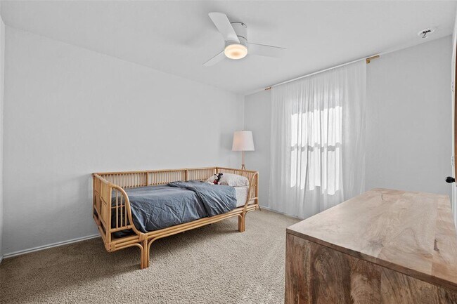 Building Photo - 144 Calgary Ln