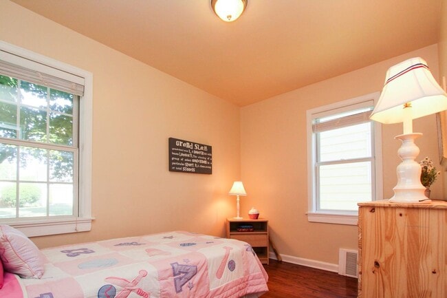 Building Photo - Spacious 3 bedroom 1.5 Bath Gem Available Great location!