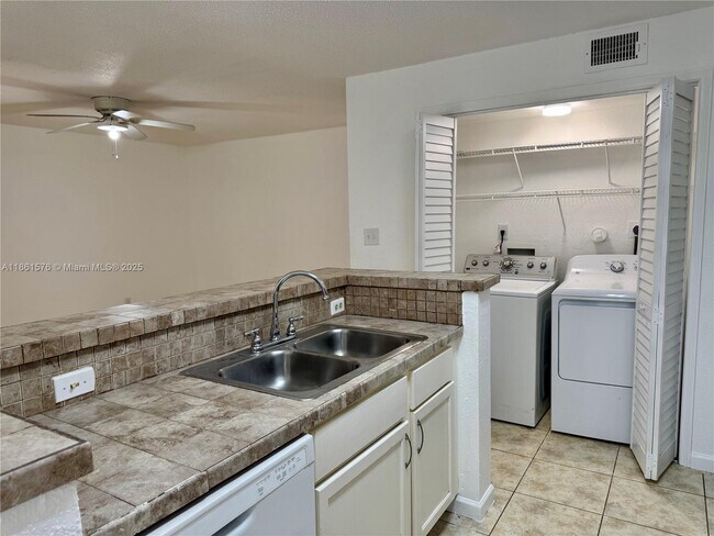 Building Photo - 977 Riverside Dr