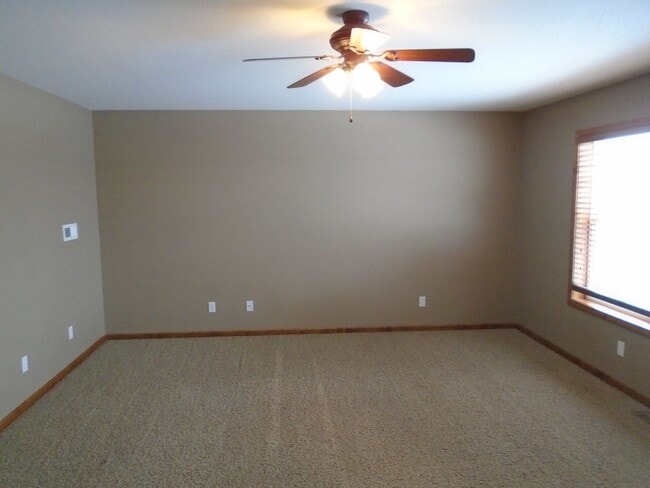 Building Photo - Beautiful Home Great Location