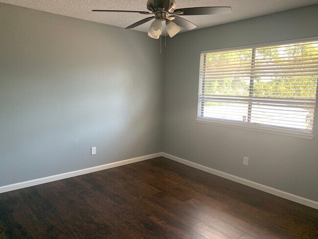 Building Photo - Desirable Brentwood Neighborhood!