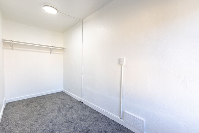 Building Photo - 522 E Warrington Ave