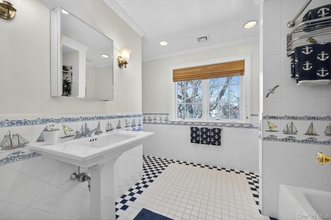 Building Photo - 336 Centre Island Rd