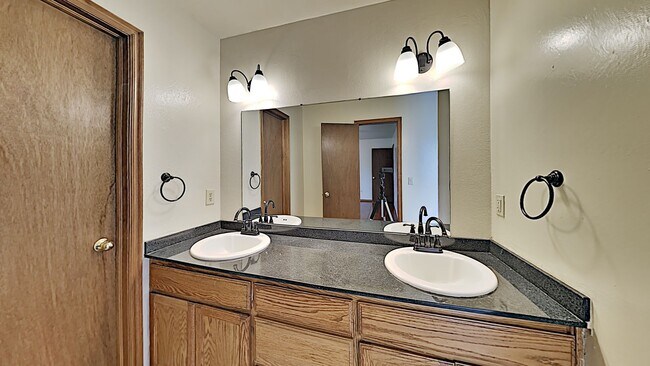 Building Photo - A Beautiful Spacious 3 Bedroom 2 Bathroom Home in Mustang Schools