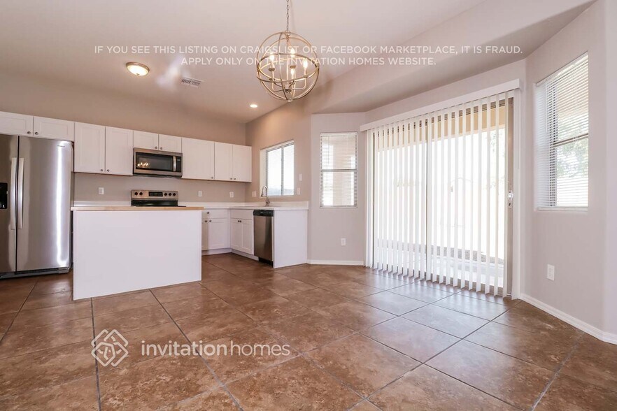 Building Photo - 1421 S 123rd Dr