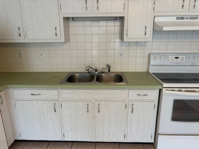 Building Photo - 55+, quaint 2/1 in a great community locat...