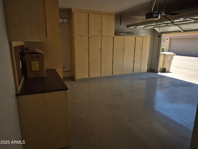 Building Photo - 3638 W Thalia Ct