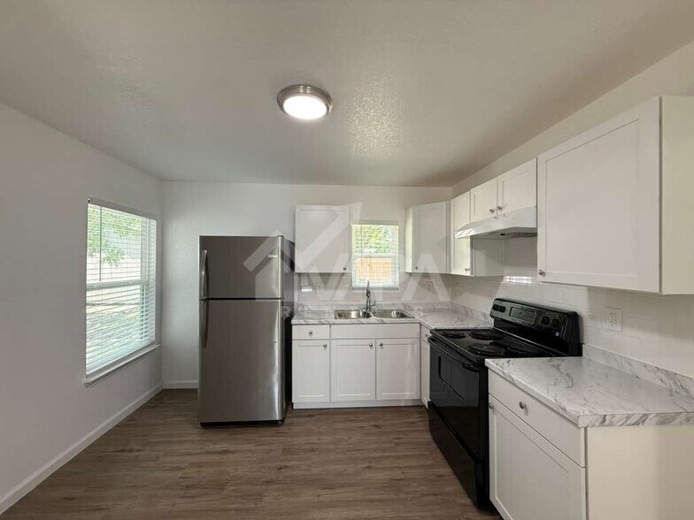 Building Photo - 515 Blakeley Dr