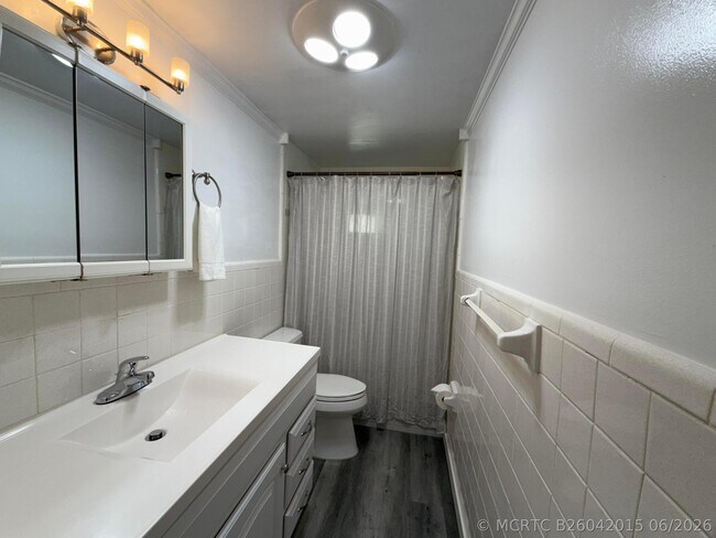 Building Photo - 2121 NE 42nd Ct