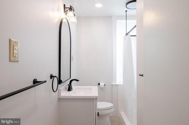 Building Photo - 910 E Bellevue Ave