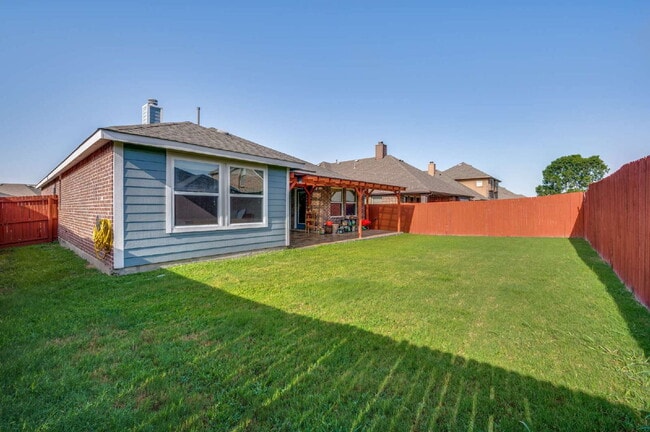 Building Photo - Beautiful Open-Concept Home with Large Backyard