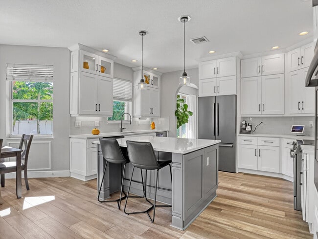 Building Photo - 2227 Ridgewood Cir
