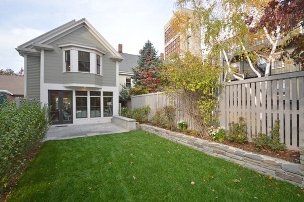 Building Photo - 136 Banks St