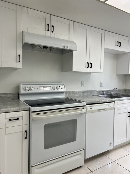 Kitchen - 1135 Southdale Rd