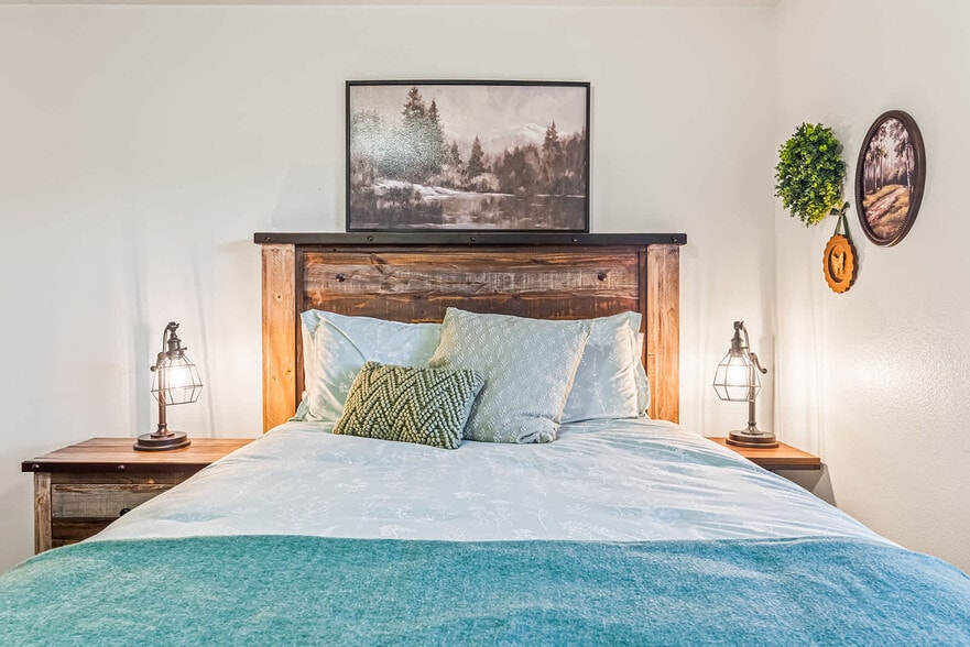 Building Photo - 727 W Clark Ave