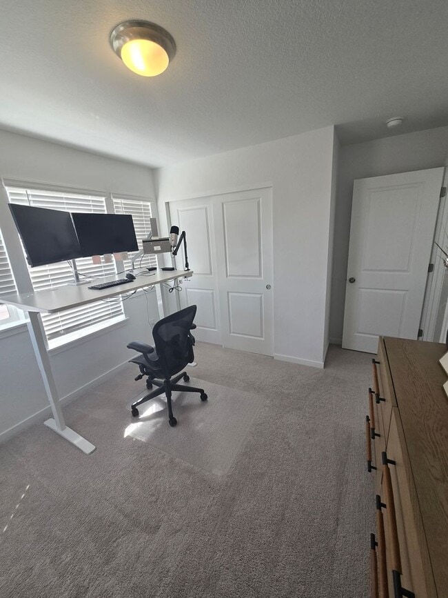 Building Photo - Spacious 4B/3B Available Early April!