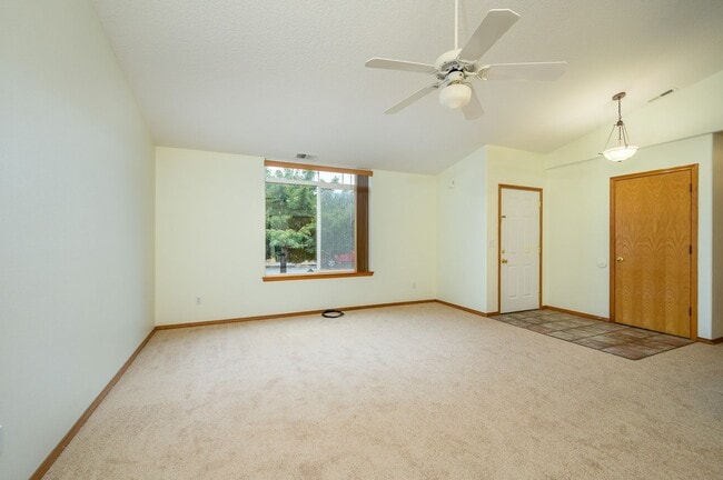 Building Photo - Newly Renovated 3 Bedroom, 2 Bath House in Sheridan
