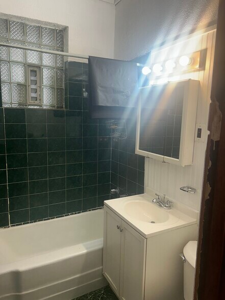 Building Photo - 2919 W Diversey Ave