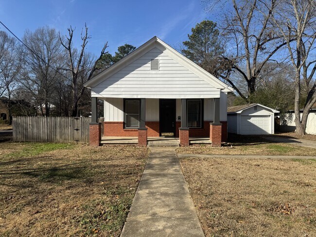 Building Photo - 303 Ash St