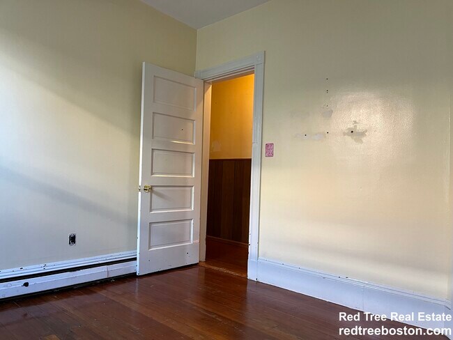 Building Photo - 166 Elm St