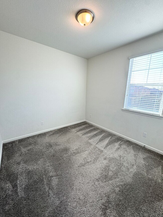 Building Photo - 3 Bed / 2.5 Bath Solar Home with Patio – Roseville – Available Now SEE VIDEO