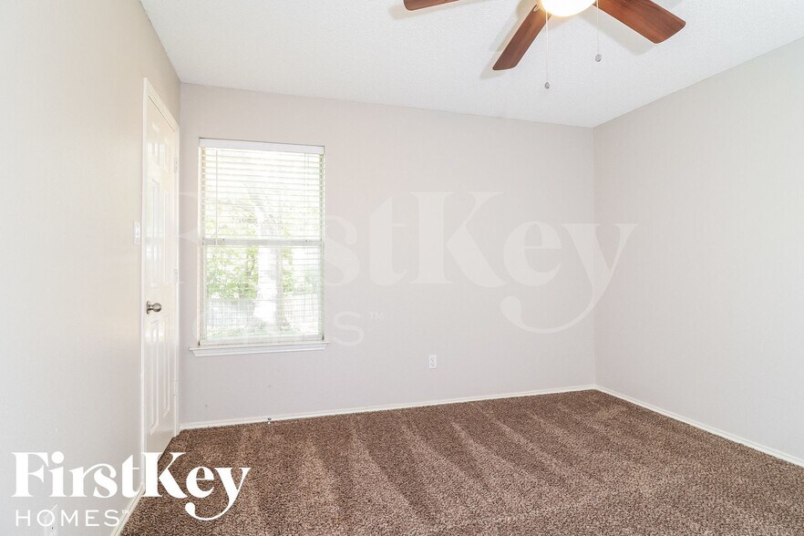 Building Photo - 7956 Clear Brook Cir