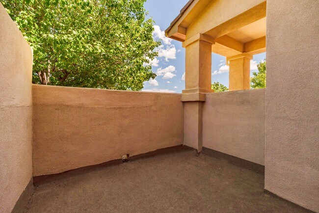 Building Photo - 2 Story 3 Bedroom Townhome Available Now!