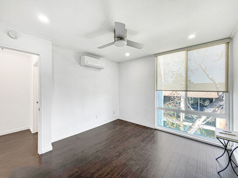 Building Photo - 960 N San Vicente Blvd