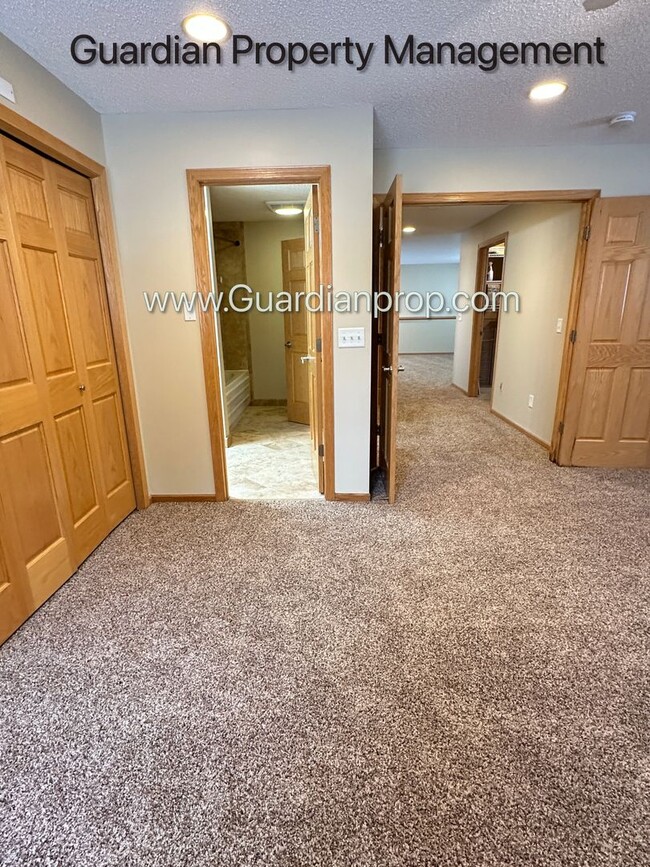 Building Photo - Single Family Home, Dishwasher, New Carpet...