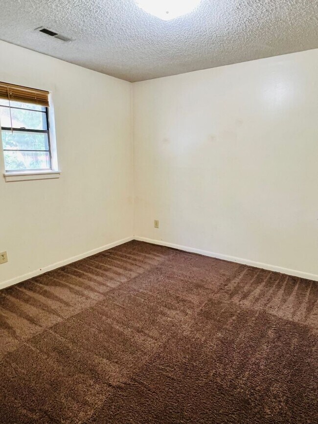 Building Photo - Upper Level Unit