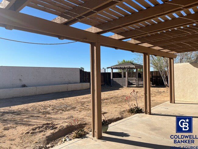 Building Photo - 4 Bedrooms 2 Bathroom home available in Victorville!!