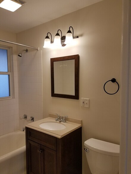 Building Photo - 4520 W Wellington Ave