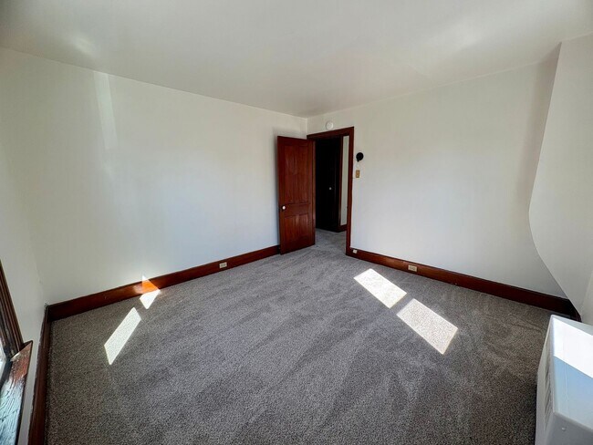 Building Photo - 133-135 E Park St