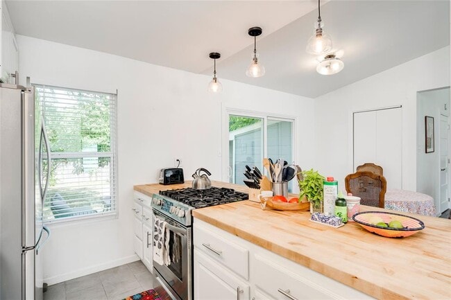Building Photo - 5300 Halmark Dr